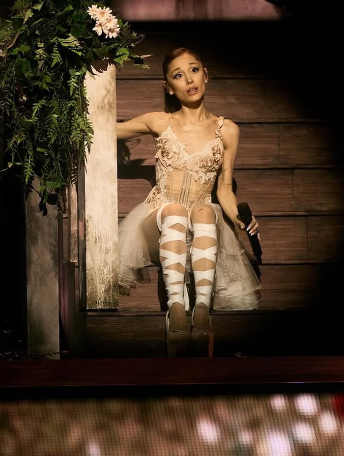Ariana Grande tái xuất sân khấu sau hơn 6 năm, gây sốt với đêm mở màn tour diễn Eternal Sunshine Ảnh 2
