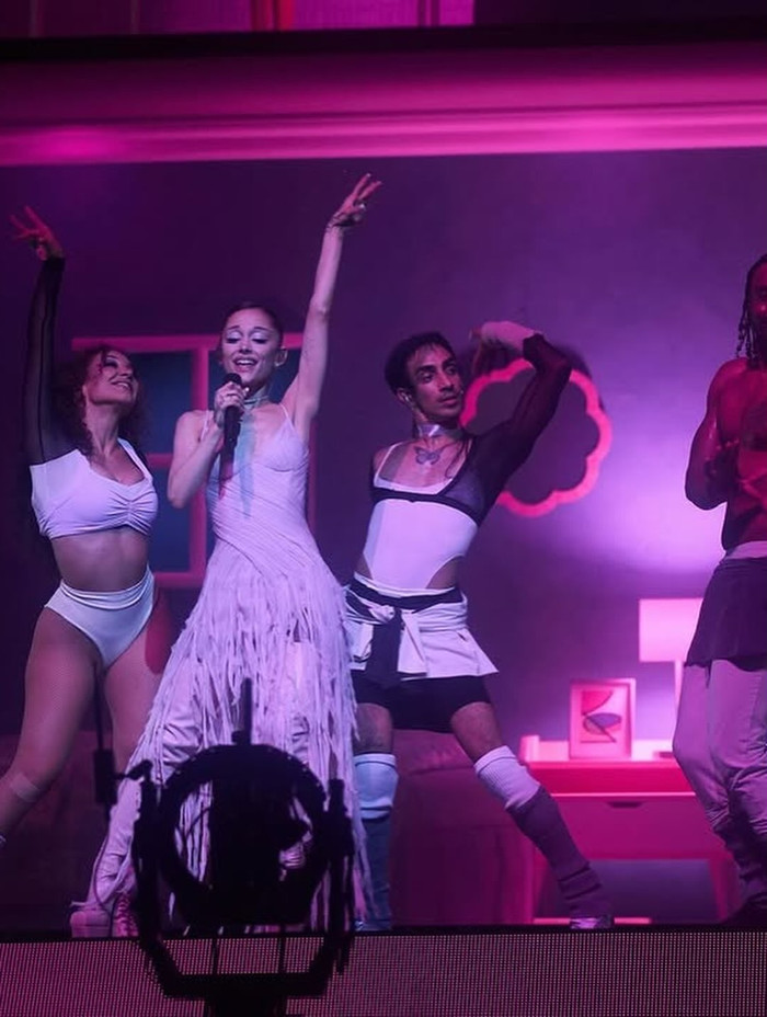 Ariana Grande tái xuất sân khấu sau hơn 6 năm, gây sốt với đêm mở màn tour diễn Eternal Sunshine Ảnh 5