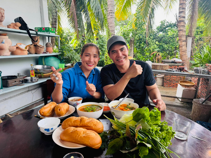 Diễn viên Trung Dũng hội ngộ Cát Tường tại quê nhà ở Vĩnh Long.
