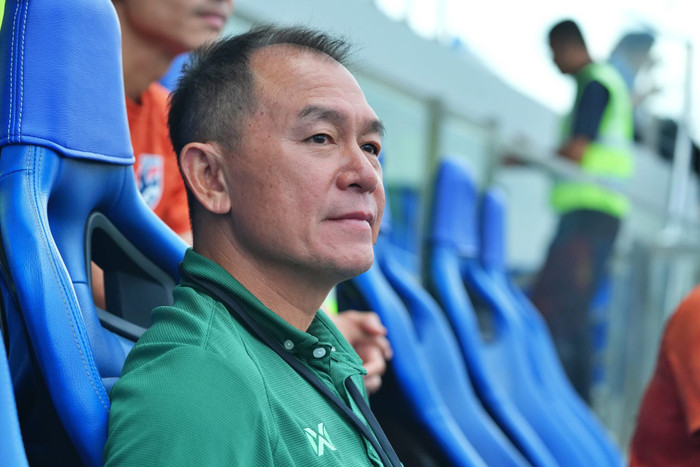 HLV Thawatchai Damrong-Ongtrakul hài lòng với tinh thần thi đấu và màn trình diễn của U23 Thái Lan dù đội nhà để thua sát nút 2-3 trước U23 Hàn Quốc. Ảnh: FAT