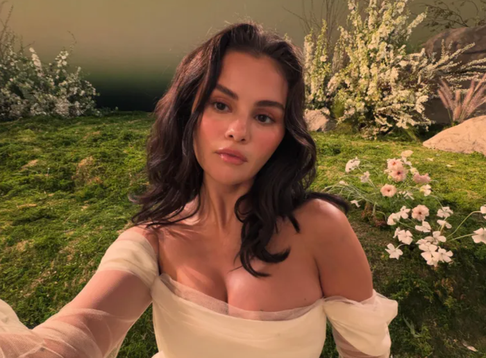 Selena Gomez tái hiện phong cách cô dâu với váy voan trắng. Ảnh: IGNV