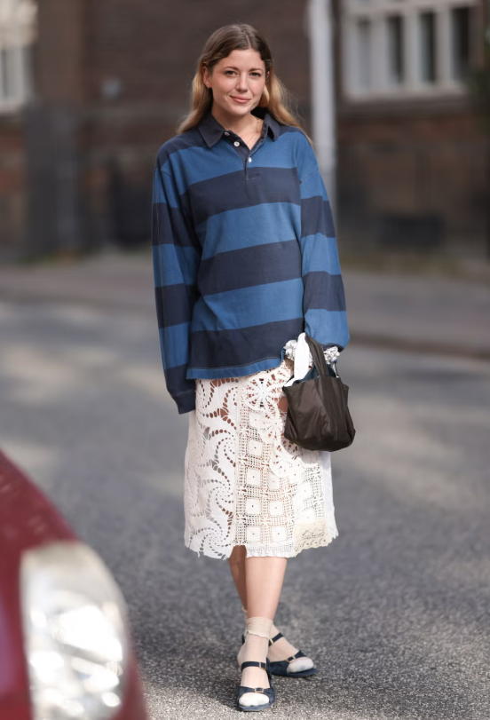 Ranh giới giữa casual và thanh lịch nằm ở đôi giày. Khi cần một outfit trang trọng hơn nhưng vẫn giữ sự thoải mái, kitten heels là lựa chọn phù hợp. Ảnh: Getty Images