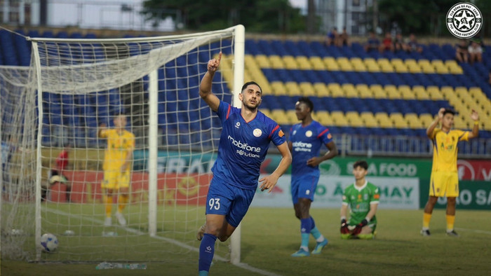Cuộc đua trụ hạng V.League đã khép lại đầy kịch tính khi PVF-CAND giành quyền đá play-off sau chiến thắng 3-1 trước SLNA trên sân Vinh. Ảnh: PVF-CAND