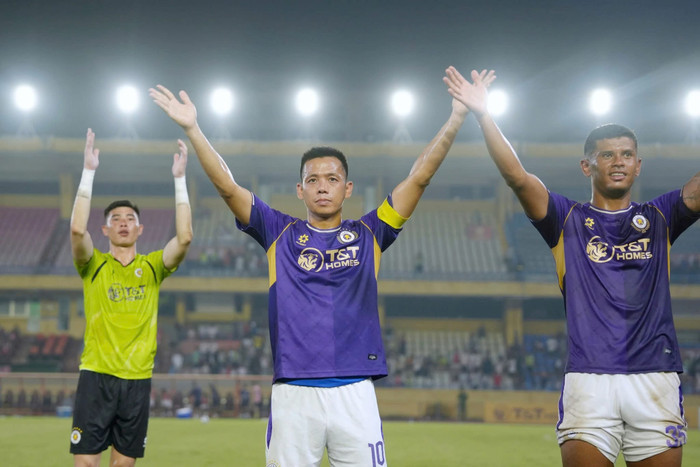 Tiền đạo Văn Quyết đã không giấu được nỗi buồn sau khi Hà Nội FC khép lại mùa giải đầy thất vọng bằng trận hòa 1-1 trước CLB CA TP.HCM trên sân nhà. Ảnh: Hà Nội FC