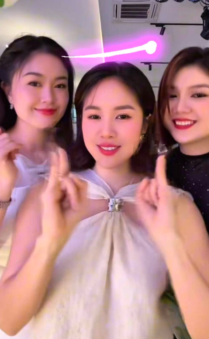 Lê Phương rạng rỡ bên hai em gái.
