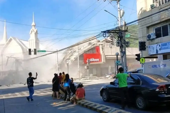Một trận động đất lớn đã xảy ra ngoài khơi Philippines, gây ra sự tàn phá trên diện rộng, bao gồm cả việc nhiều tòa nhà bị sập.&nbsp; (Facebook).