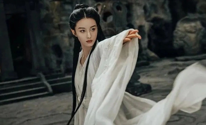 Kim Dung miêu tả Tiểu Long Nữ với làn da trắng như tuyết, dung nhan thanh tú và thần thái lạnh lùng như băng tuyết.