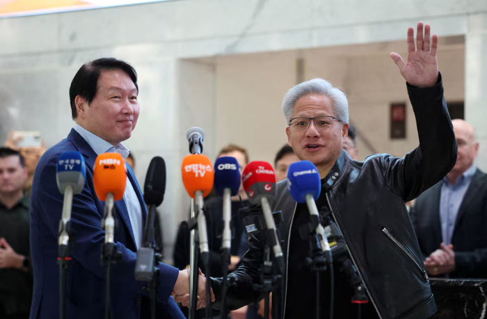 Giám đốc điều hành Nvidia, Jensen Huang, bắt tay với Chủ tịch Tập đoàn SK, Chey Tae-won, sau cuộc họp báo sau cuộc gặp của họ tại tòa nhà văn phòng của tập đoàn SK ở Seoul, Hàn Quốc. Ảnh: Reuters