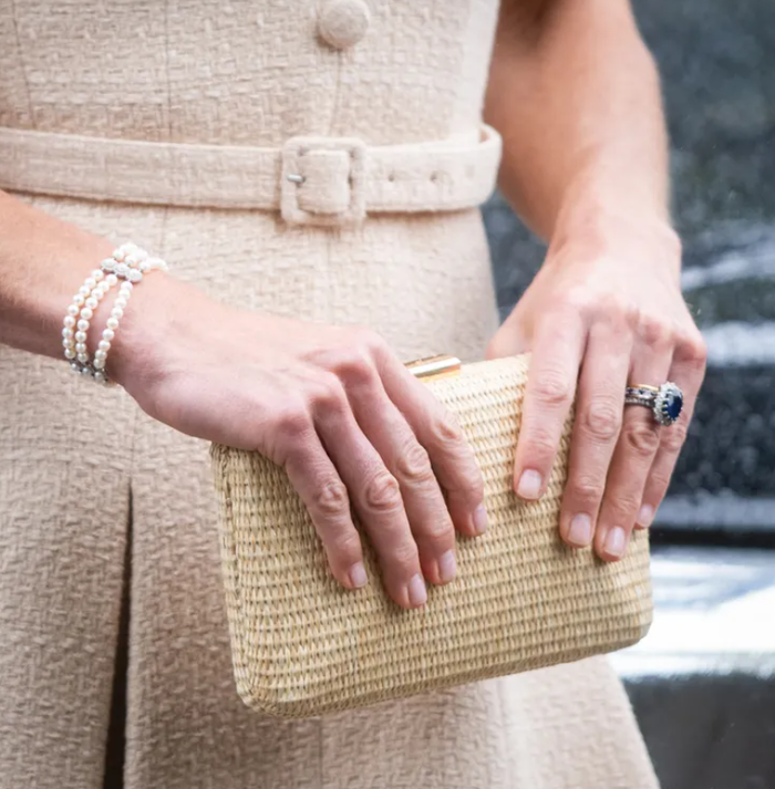 Kate Middleton đeo chiếc vòng tay ngọc trai ba sợi gia truyền. Ảnh: Getty