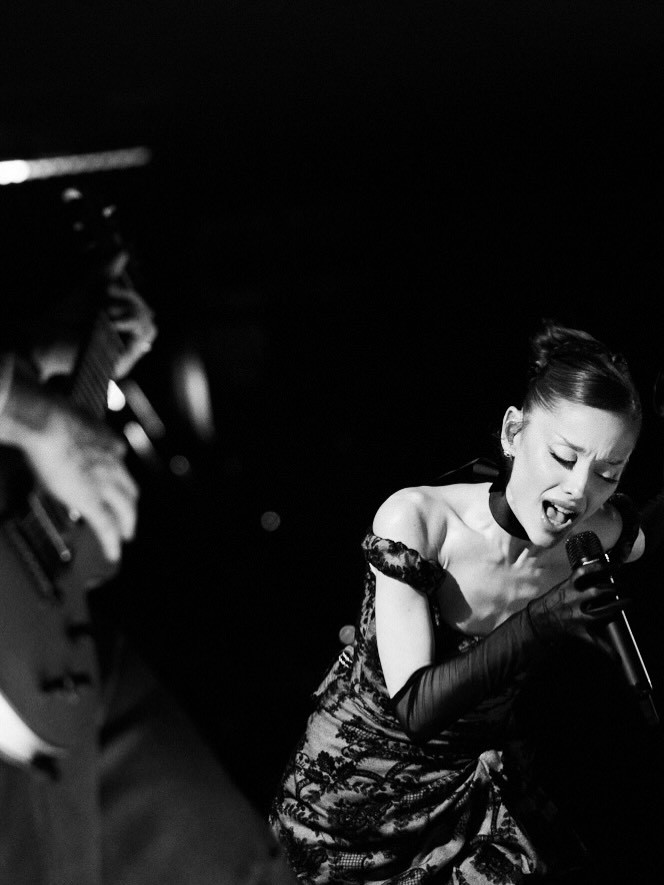 Ngoại hình gây sốc của Ariana Grande trong đêm mở màn tour diễn mới, khán giả lo lắng Ảnh 1