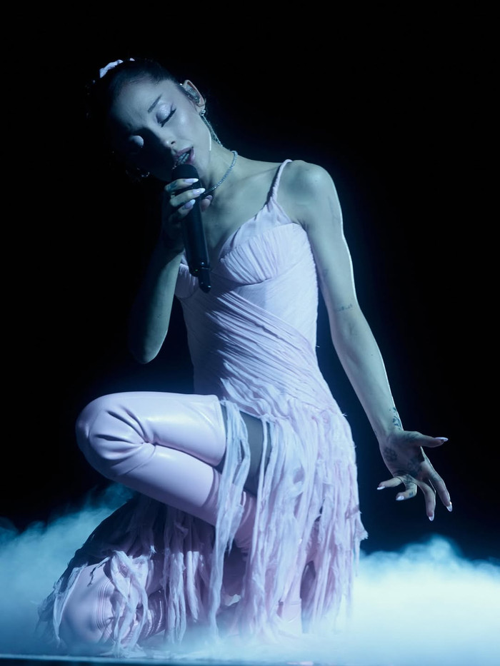 Ngoại hình gây sốc của Ariana Grande trong đêm mở màn tour diễn mới, khán giả lo lắng Ảnh 6