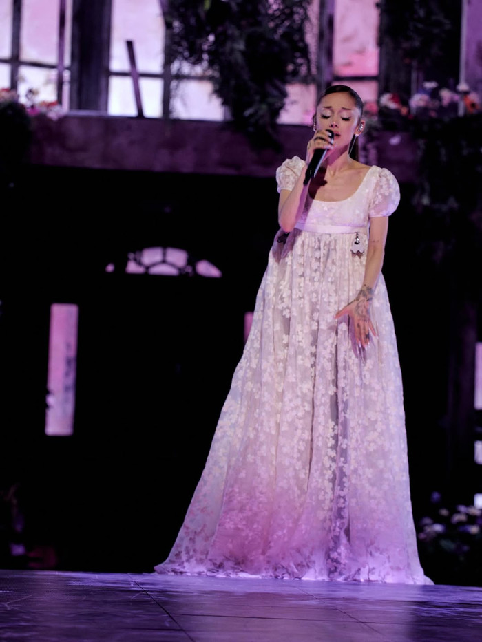 Ngoại hình gây sốc của Ariana Grande trong đêm mở màn tour diễn mới, khán giả lo lắng Ảnh 7