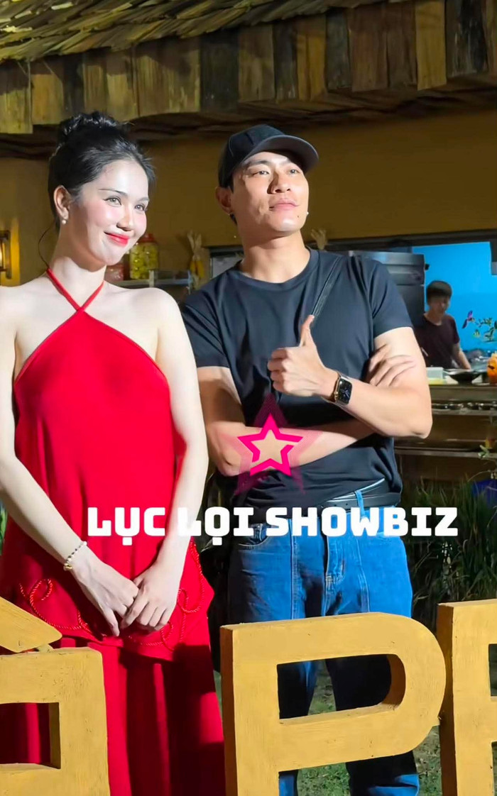 Kiều Minh Tuấn đến chúc mừng Ngọc Trinh khai trương quán ăn. (Ảnh từ TikTok Lục Lọi Showbiz)