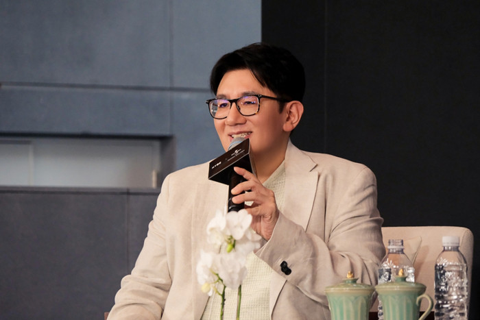 Người đàn ông quyền lực nhất ngành âm nhạc gặp gỡ Bang Si Hyuk Ảnh 4