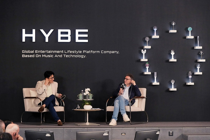 Người đàn ông quyền lực nhất ngành âm nhạc gặp gỡ Bang Si Hyuk Ảnh 1