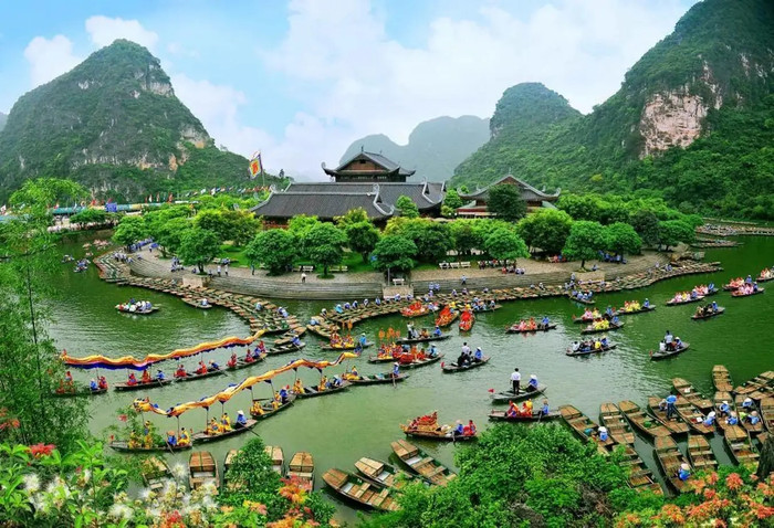 Ở Ninh Bình còn có những lễ hội hút du khách mỗi năm.