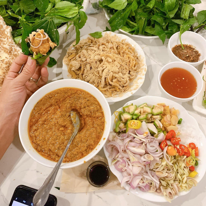 Linh hồn của món ăn này nằm ở bát chẻo chấm.