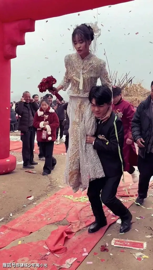 Đang bước vào lễ cưới, chú rể bất ngờ có hành động với cô dâu khiến khách mời xôn xao Ảnh 3