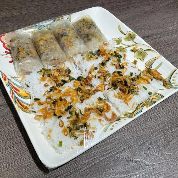 Bánh hỏi rưới mỡ hành cùng nem rán.