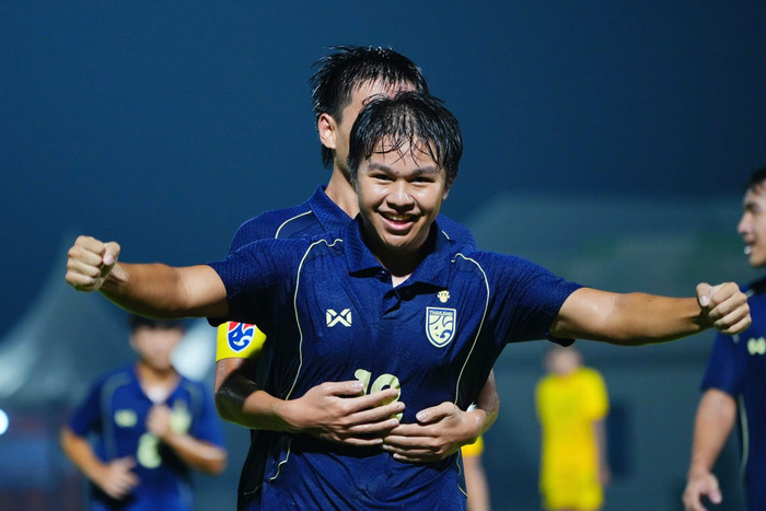 U19 Thái Lan thể hiện sự khôn ngoan đầy tính toán khi đánh bại Malaysia 3-2 để mở rộng cánh cửa đi tiếp cho U19 Việt Nam. Ảnh: FAT