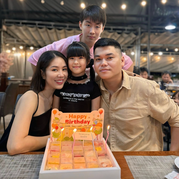 Khung hình gia đình hạnh phúc của Lê Phương. Ảnh: FBNV