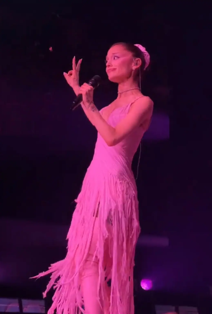 Ariana Grande đang trở thành tâm điểm bàn tán sau màn trình diễn được cho là 'cà khịa' về cuộc hôn nhân đổ vỡ.