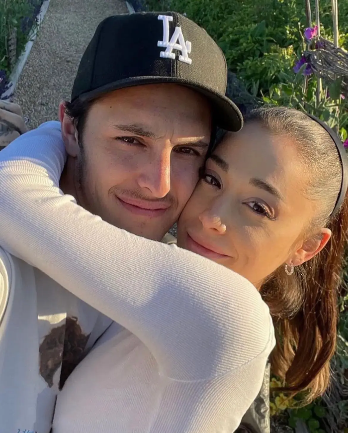 Ariana Grande và Dalton Gomez chính thức hoàn tất thủ tục ly hôn vào tháng 3/2024 sau 3 năm chung sống.