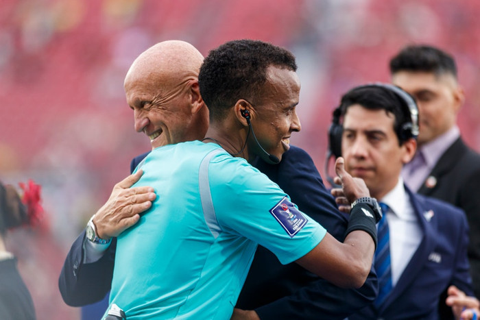 Bức ảnh cho thấy trọng tài người Somalia Omar Artan ôm trọng tài huyền thoại người Ý Pierluigi Collina, chủ tịch Ủy ban trọng tài FIFA, sau trận tranh hạng ba U-20 World Cup tại Chile ngày 18/10/2025. (Getty Images).