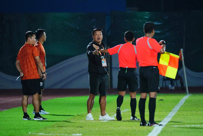 Sau khi U19 Thái Lan thắng nghẹt thở Malaysia, HLV Jakkapan Panpi hướng đến mục tiêu vào chung kết Đông Nam Á. Ảnh: FAT