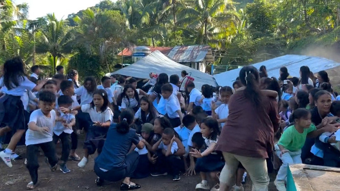 Một trận động đất đã xảy ra tại Diegos, Mindanao, Philippines vào ngày 8 tháng 6, khiến mái nhà của một trường tiểu học địa phương bị sập. Giáo viên và nhân viên đã sơ tán học sinh. (Reuters).