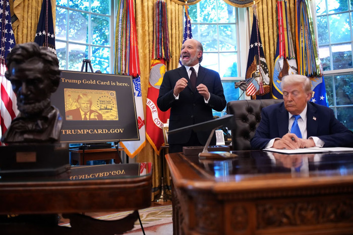 Chính quyền Trump cũng đã ra lệnh tăng cường kiểm tra lý lịch đối với những người xin visa H-1B và đề xuất một quy trình lựa chọn visa mới ưu tiên những người lao động có kỹ năng cao hơn và được trả lương tốt hơn ( Ảnh: Getty Images ).