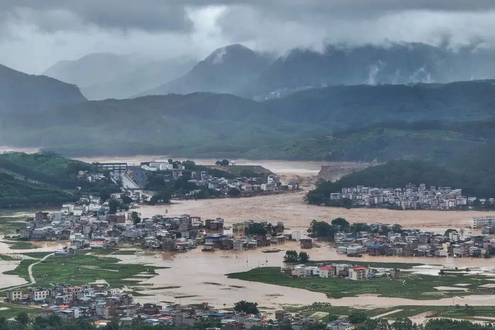 Ảnh được chụp vào ngày 6 tháng 7 tại thành phố Hành Châu, Nam Ninh, Quảng Tây, cho thấy tình hình nguy hiểm tại điểm vỡ đập Liulan. (Ảnh chụp từ trên không) (Xinhua/Cao Yiming)