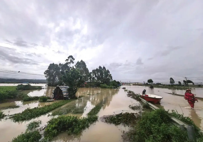Ngày 6 tháng 7, một đoạn đập của hồ chứa Liulan ở thành phố Hoành Châu, Nam Ninh, Quảng Tây bị vỡ. Bức ảnh này, do một phóng viên chụp, cho thấy khu vực bị ngập lụt ở hạ lưu hồ chứa. (Ảnh của Yang Chi, Thông tấn xã Tân Hoa Xã)