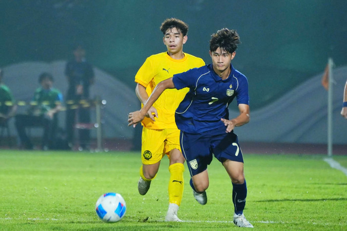 Chiến thắng nghẹt thở 3-2 trước Malaysia không chỉ giúp U19 Thái Lan giành ngôi nhất bảng B, mà còn tạo nên làn sóng phấn khích cho người hâm mộ xứ Chùa Vàng. Ảnh: FAT
