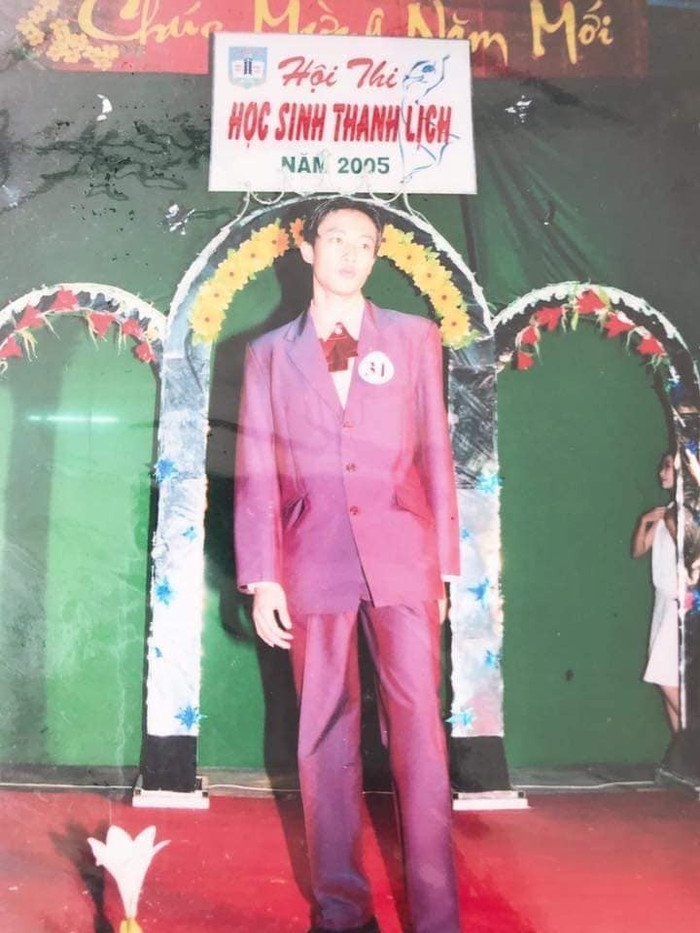 Hình ảnh Quốc Trường đạt giải nhất trong cuộc thi 'Học sinh thanh lịch' năm 2025. Thời điểm này, anh 17 tuổi.