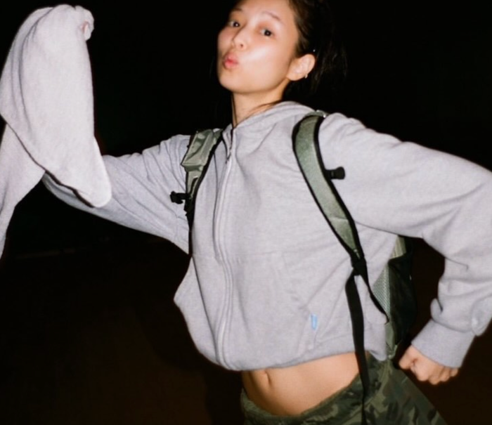 Jennie hé lộ hậu trường ở New York, mặt mộc gây chú ý Ảnh 4