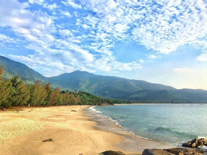 Đà Nẵng quê Mỹ Tâm có loạt bãi biển giữ được vẻ hoang sơ giữa mùa du lịch Ảnh 4