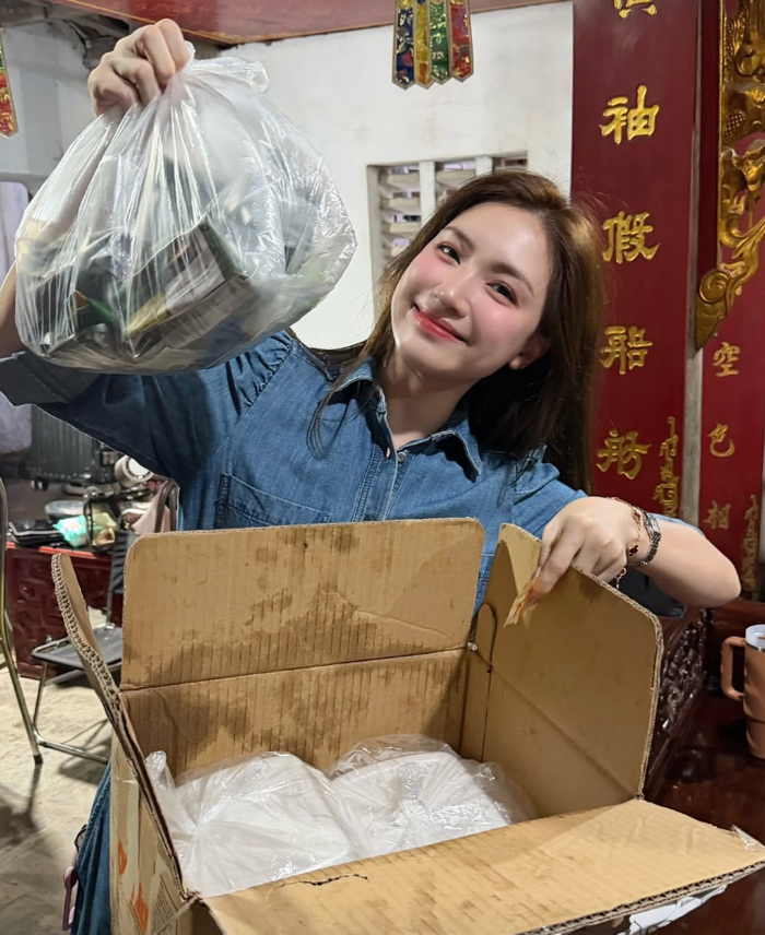 Hòa Minzy ăn diện giản dị, đến tận nơi làm việc của Chi Pu để đưa đồ ăn. Ảnh: IGNV