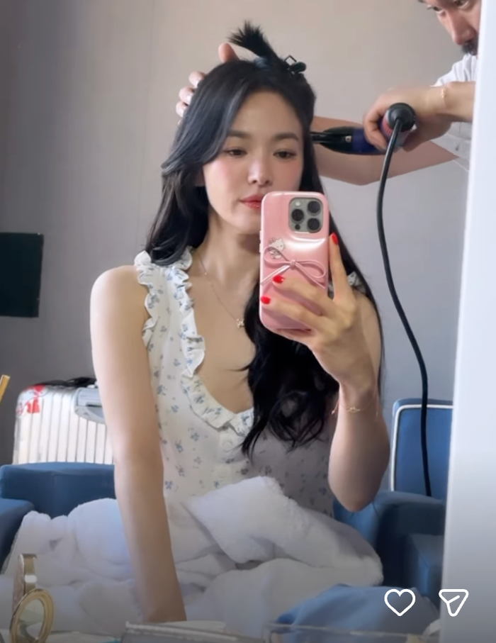 Song Hye Kyo tự tin khoe làn da căng bóng qua ảnh cam thường. Ảnh: IGNV