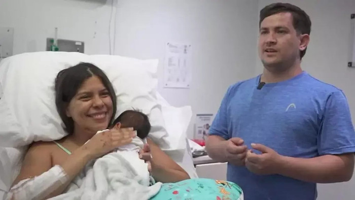 Hai mẹ con Dayana Patino được chăm sóc tại bệnh viện ở Caracas, Venezuela, ngày 29/6. Ảnh: BBC.