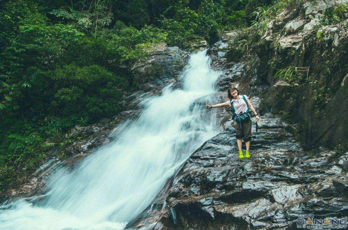 Về Đà Nẵng quê Mỹ Tâm, khám phá ngọn thác mang cái tên kỳ lạ do người Pháp để lại Ảnh 3