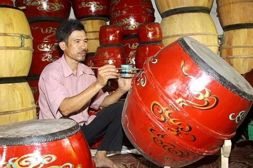 Nghệ nhân làm trống.