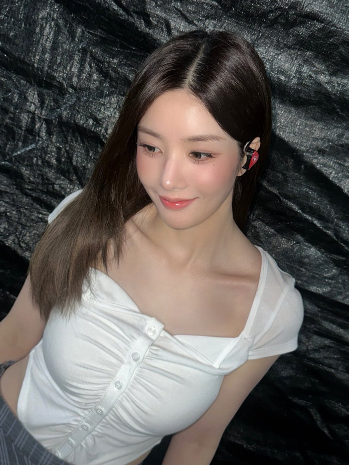 Ca sĩ Kwon Eun Bi khoe loạt ảnh quyến rũ mới đây khiến dân tình 'dậy sóng'.