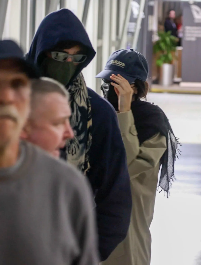 Người mẫu Kendall Jenner và nam tài tử Jacob Elordi trùm kín xuất hiện tại sân bay.