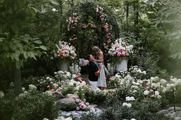 Sau hai năm hẹn hò, Taylor Swift và Travis Kelce đính hôn vào tháng 8/2025.
