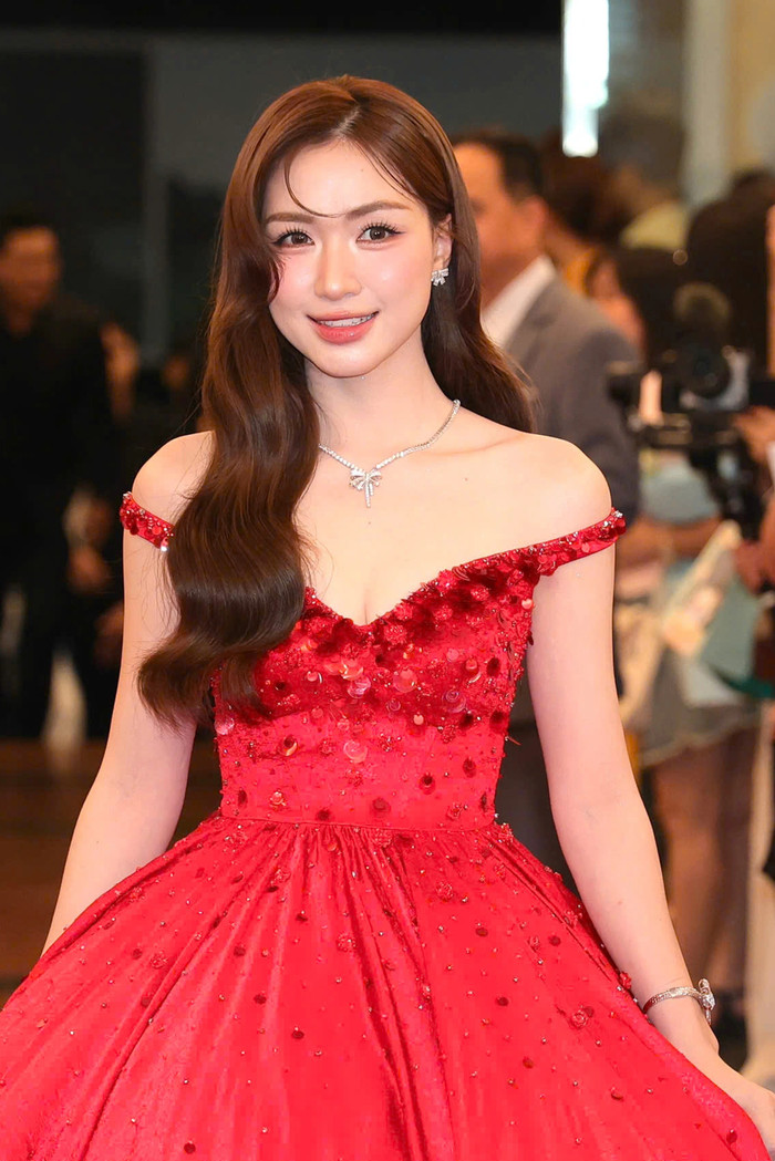 Ca sĩ Hòa Minzy quê ở Bắc Ninh.