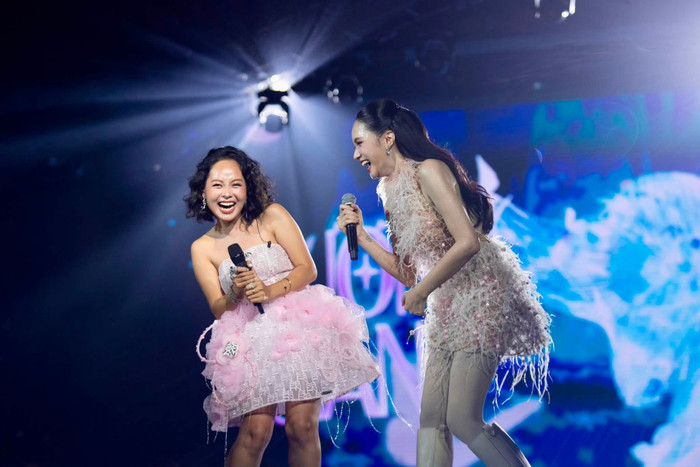 Hoàng Quyên gây bất ngờ khi xuất hiện tại fan meeting của Hương Giang (Ảnh: FBNV).