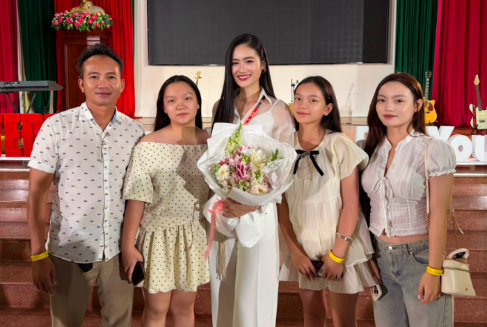 Hoa hậu Ý Nhi và gia đình tại buổi diễn giả TEDx. Ảnh: FBNV