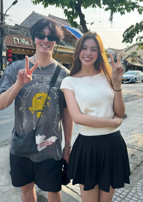 Hoa Hậu Tiểu Vy có duyên gặp gỡ và chụp ảnh kỷ niệm với nam thần phim Gia đình là số 1 tại Hội An. Ảnh: SNS