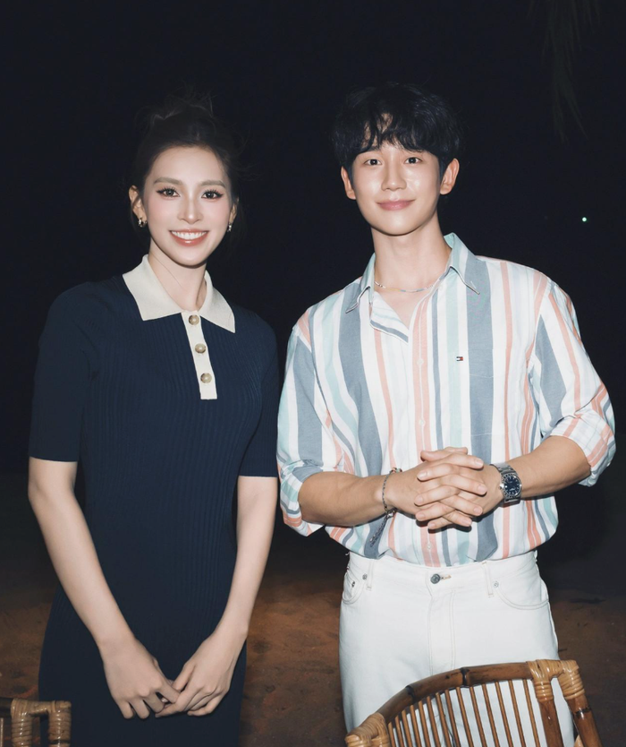 Hoa Hậu Tiểu Vy chung khung hình với nam diễn viên Jung Hae In. Ảnh: SNS